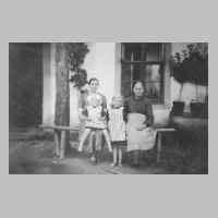 057-0082 Neu Ilischken - Bei Marks vor dem Haus - Oma Mueller, Minna Mueller, Dorothea und Christel Mueller .JPG